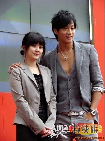 后来张娜拉在一次演唱会前的记者会上,对于何润东不顾两人