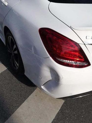 原创 奔驰c级遭丰田雷凌追尾,对比后,车主:奔驰车也不过如此而已