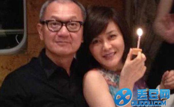 关之琳与男友陈泰铭逛中环被拍