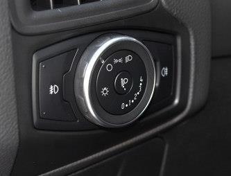 福特福克斯怎么开大灯