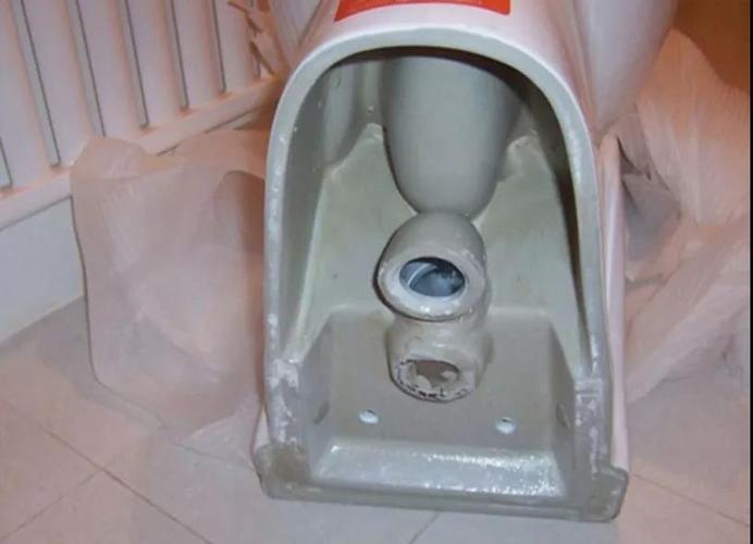 将座便器排水口与下水口对齐,使坐便器上的十字线与地面排污口的十字