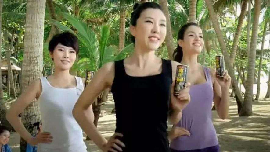 椰树牌,从小喝到大的夸张尺度广告,在被禁边缘反复横跳?