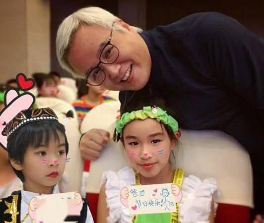 林瑞阳被曝打封闭针 满头白发与妻子张庭像两代人
