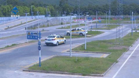 在官渡小型汽车驾驶人考场近日进行的科目三考试中,现场考试员查获了