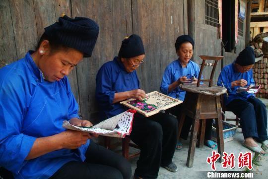 贵州台江苗族妇女在刺绣.