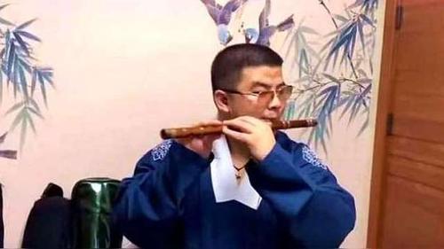 美女笛子演奏:边疆的泉水清又纯