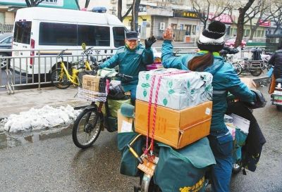 冬天寒冷,投递工作又不方便戴手套,她的手冻得有些红肿.