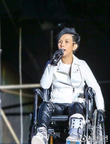 潘美辰带伤忘我演出轮椅侠万人鼎沸不知全靠止痛药