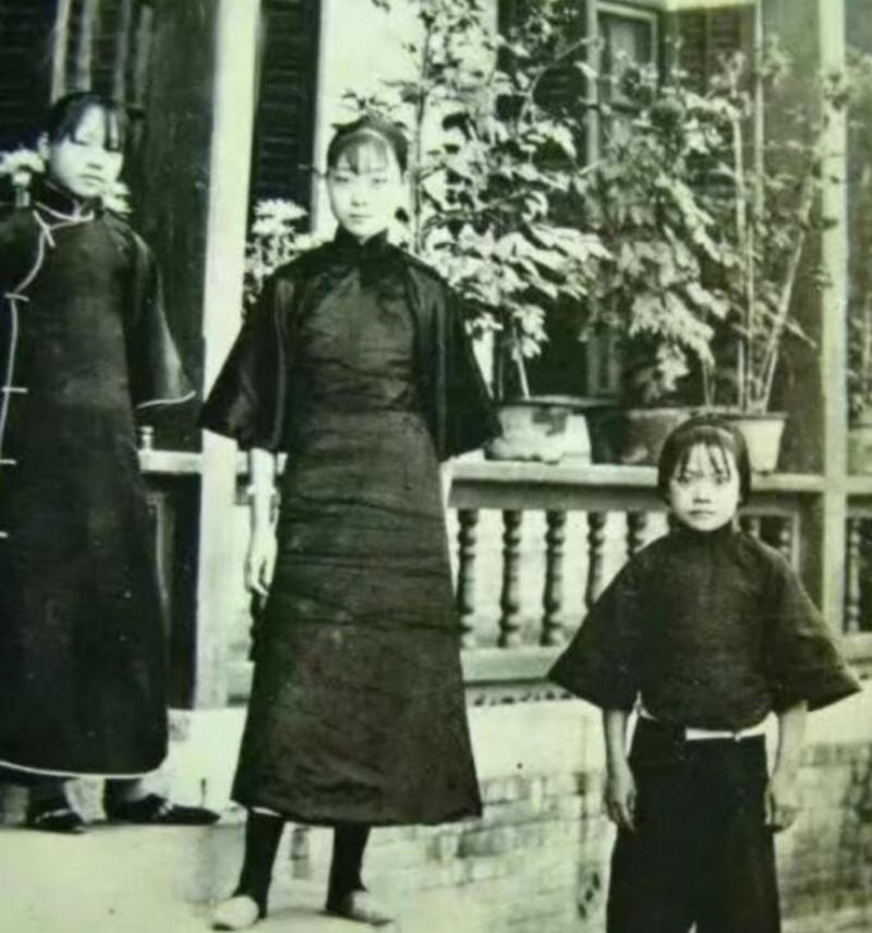狗肉将军张宗昌,也叫三不知将军,不知道兵有多少,也不知道钱有多少,就