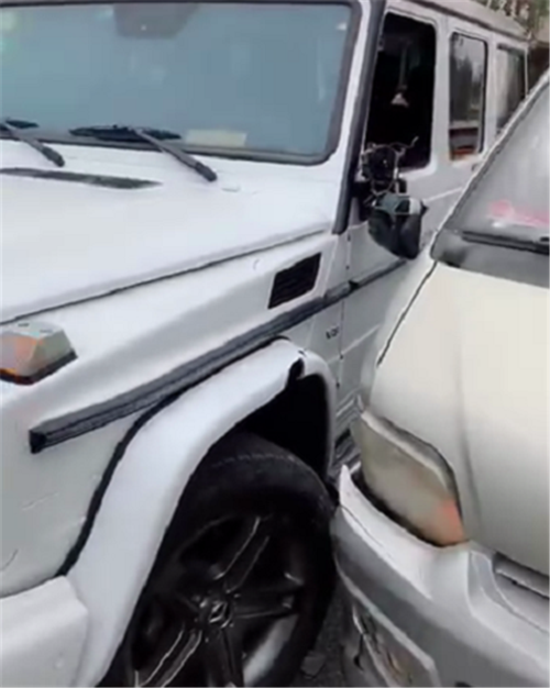 长安之星剐蹭奔驰g500,车损情况还是奔驰严重