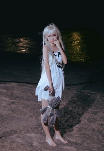 12岁萝莉cos穹妹,不穿鞋太还原啦
