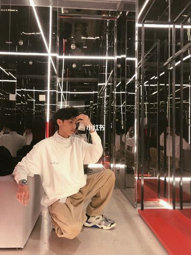 启豪kaiho: 日常逛街街的豪 roaringwild的试衣间还是
