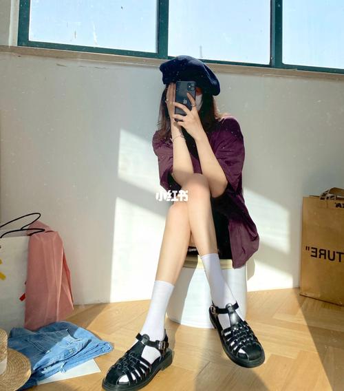 我跟你说,厚底凉鞋配袜子,真的绝了!_袜子_凉鞋_穿搭