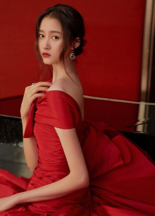 关晓彤今日跨年晚会造型来啦身穿红色抹胸长裙,红玫瑰拖尾礼服,更烘托