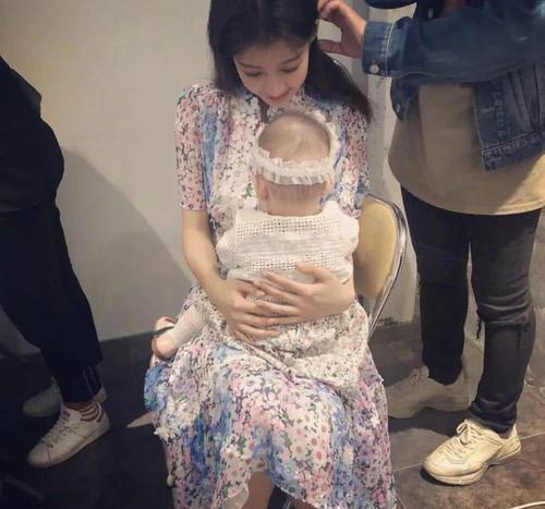 董子健搀扶老婆甜蜜秀恩爱!