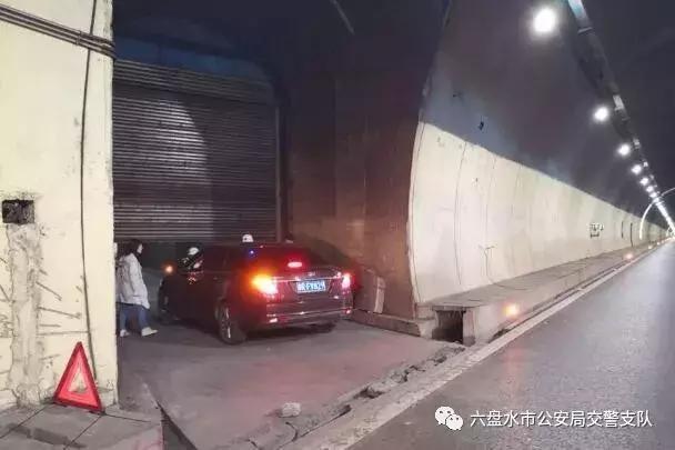 粗心司机被"卡"高速隧道车行横洞,六盘水交警紧急救援