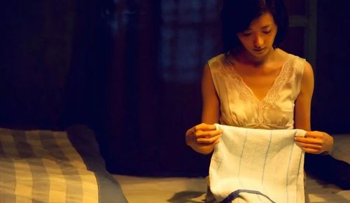 她身世悲凉却不卖惨,在肉欲横行的军中乐园里,与阮经天饰演的