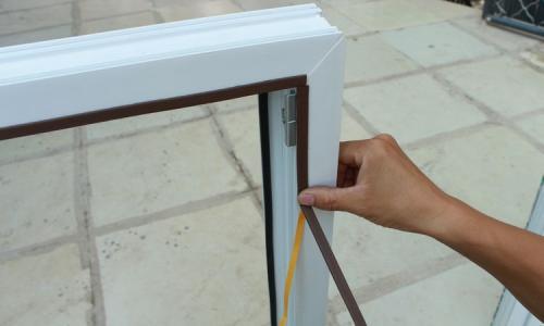 在窗户出现不严时就需要用到它,其主要作用为的是防止漏风,阻挡灰尘及