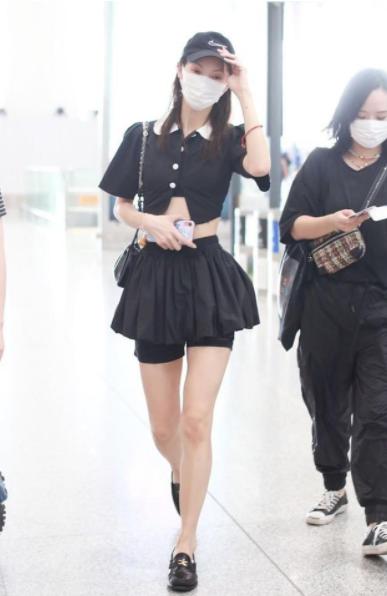金晨身材太好了穿短上衣配小短裙亮相大胆露出细腰很抢镜