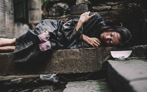 离家出走的女乞丐被女孩领回家洗澡后发现身份不同凡响
