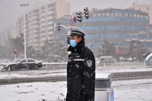临沂交警直属三大队:雪天执勤保畅通 守护群众平安路
