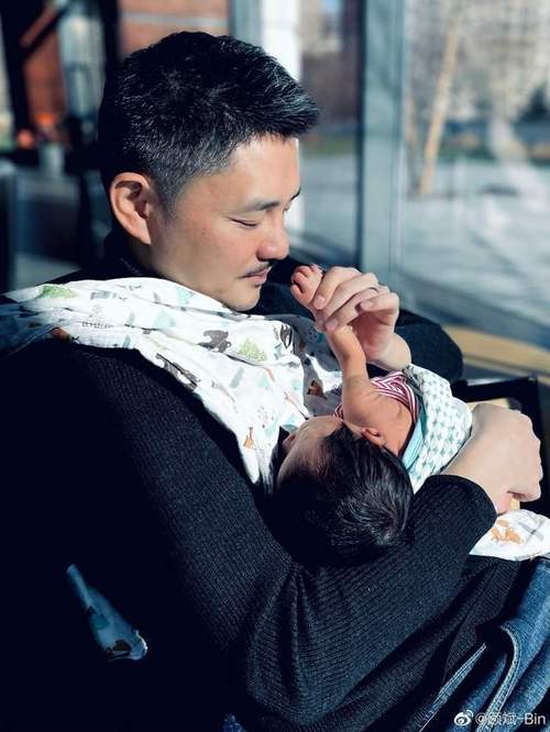 顾斌:曾是董卿身边最帅男主持,却因谣言缠身,当红