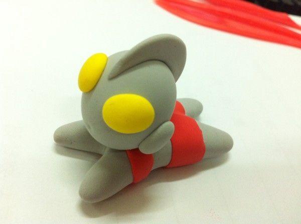 超轻粘土制作~~萌萌的咸蛋超人~~~~红灯亮了我要回家充电