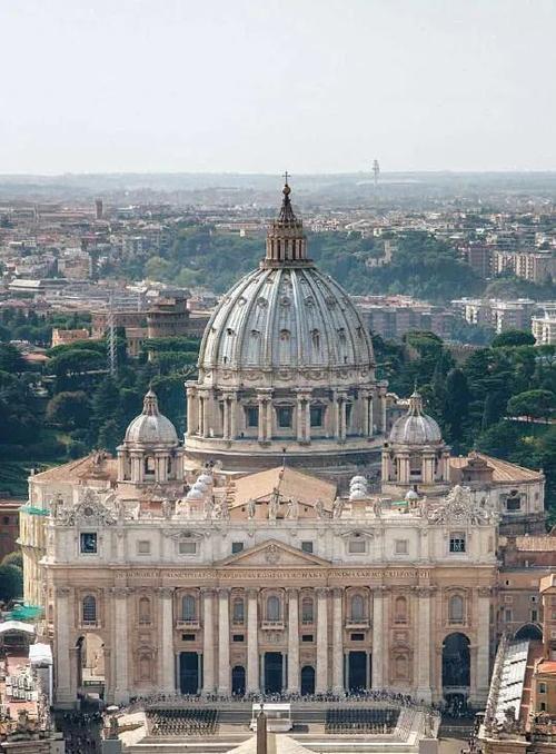 圣彼得大教堂的方案中,可以清晰看出建筑师的好大喜功