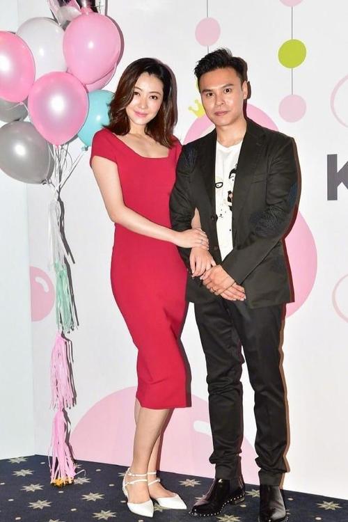 熊黛林罕见携老公亮相,红色紧身连衣裙配平底鞋,比老公还要高