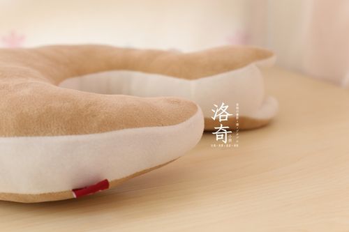 颈椎枕护颈枕两用抱枕办公室靠枕 立体造型的小松鼠u型枕 尺寸:38cm*