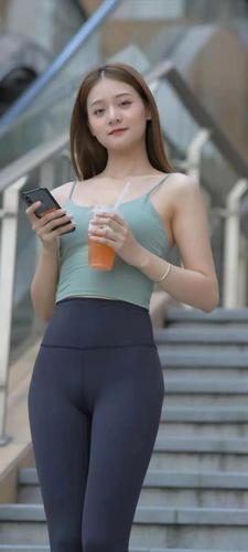 食色34浅绿吊带紧身裤街头偶遇的清凉美少女