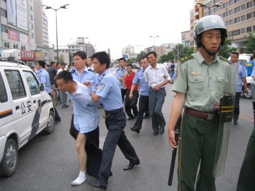 最后四平市委常委,政法委书记,公安局局长田野调动了特警,巡警甚至是