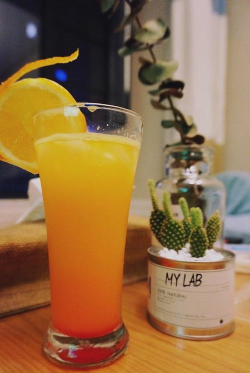 爆炸头老虎做的龙舌兰日出 tequila sunrise 鸡尾酒