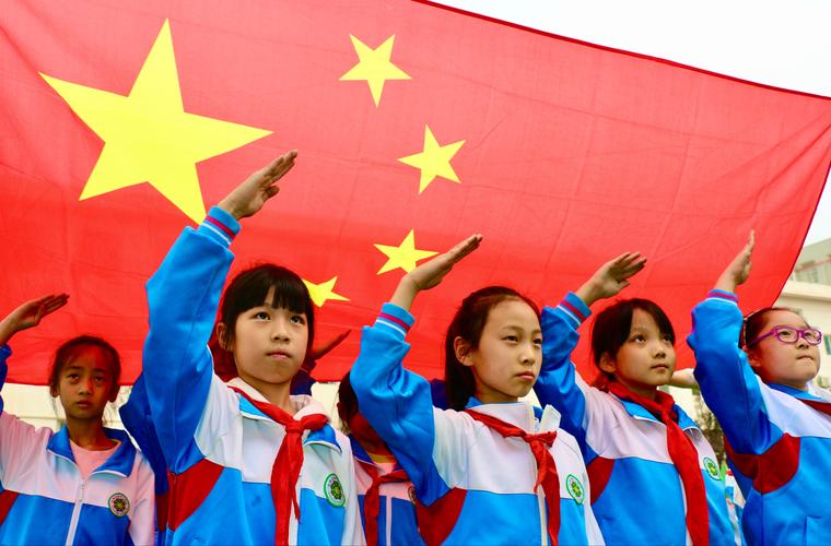 喜迎国庆,歌颂祖国——杜曲街道中心学校开展"与祖国合影,向国旗敬礼"