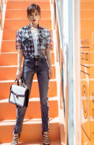 蓝盈莹穿的是时尚雨衣吗?又时尚又防雨真有格调,不夸她都不行!