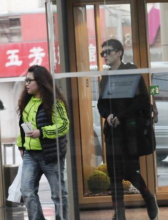 胡歌潮人装扮与助理现身酒店 提外卖回房间休息