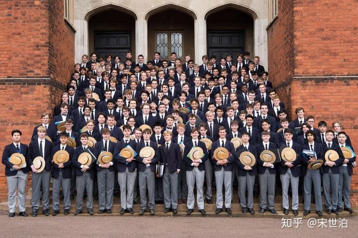 欧洲的贵族学校伊顿公学和哈罗公学,到现在还是穿着他们最传统的校服