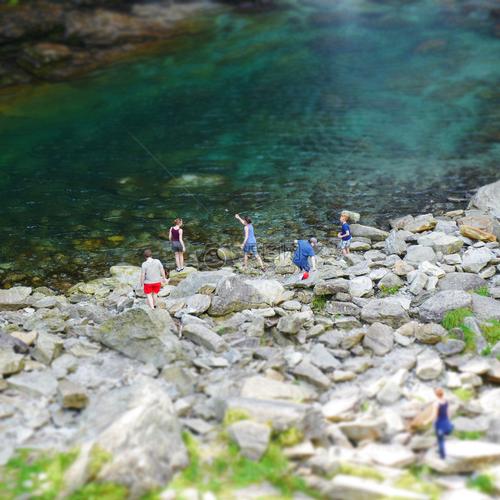 阳光下的山中小溪