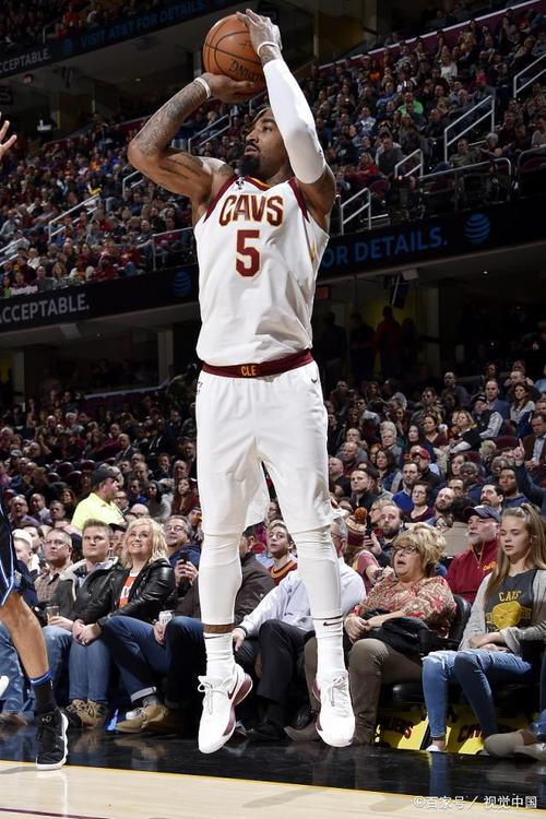 jr去洛杉矶不为加盟湖人,而是为了"出轨",詹姆斯太太很生气!