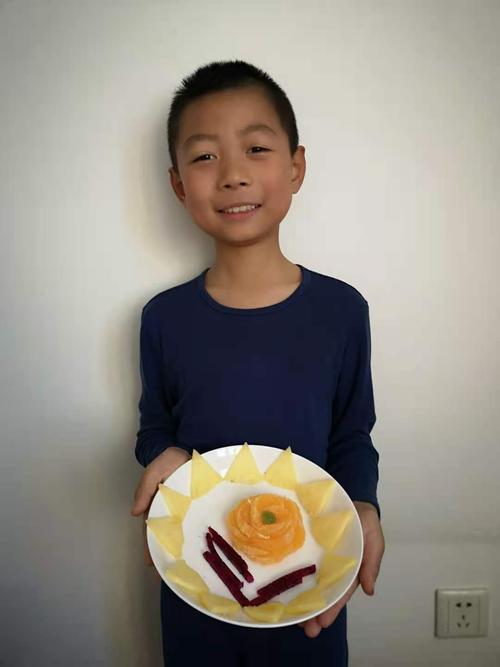立体的橘子花瓣错落有致的摆放着,小暖男钱同学的笑脸配这朵花太有