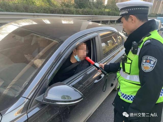 昨晚一名女司机酒驾被查