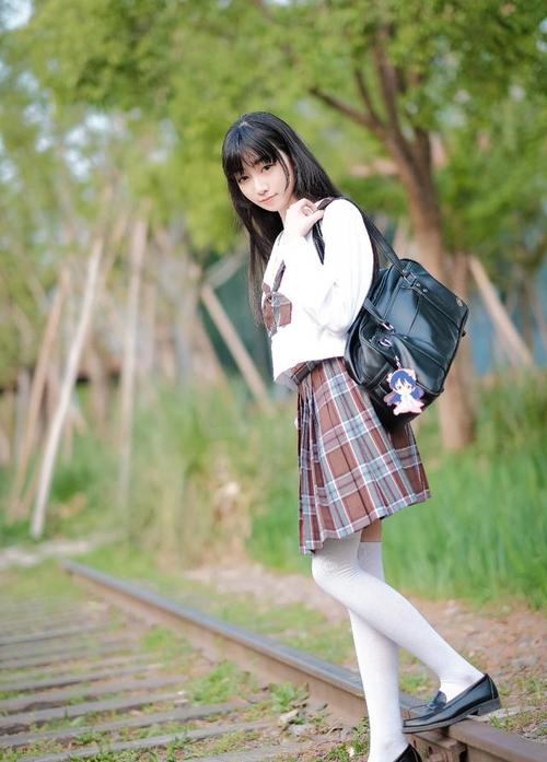 铁路上的"白丝"jk少女,想有个人陪自己来一场没有目的