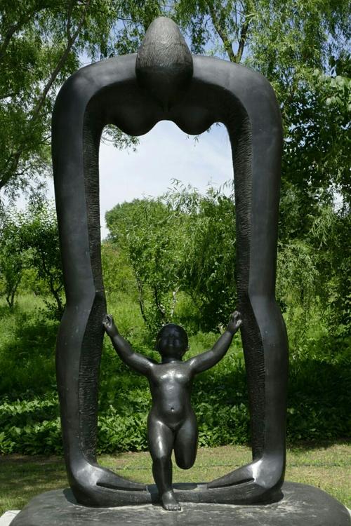 生命之门.抽象的母爱形体,具象的儿童.