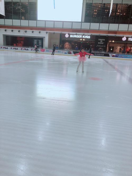 在张店滑冰的话一直都选的万象汇这个冰场环境很好周末的时候两个小时