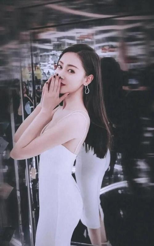 1992年出生于黑龙江省绥化市的张天爱,原名张娇,初识张天爱这位女艺人