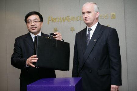 图文:体坛风云人物投票仪式 封和平展示票箱