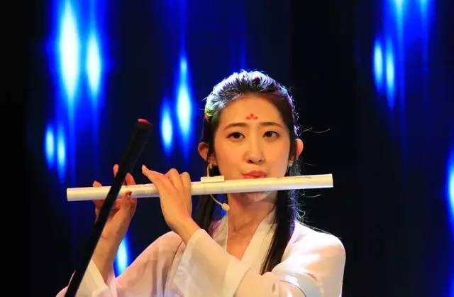 张玥同学在中国人民大学国际文化节闭幕晚会上进行竹笛演奏