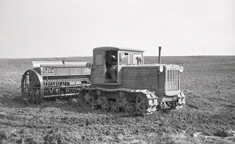 很多人看来,这应该是一款东方红-54拖拉机,不过我更倾向于是它的