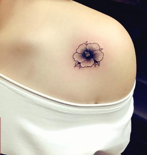 香肩下的一朵唯美小花纹身图案