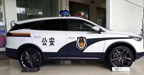 银川偶遇一辆假警车车门张贴警察英文标志这胆子也太大了